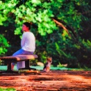 子犬と女性（絵画風）