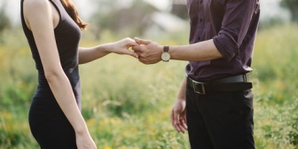 夫の主張→妻は好きで働いているのだから、家事育児は妻にしてほしい。妻の主張→家事は全てやっても育児は一緒にしていきたい。一般的にどちらが歩み寄るべきですか？