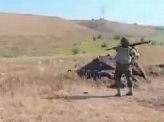ロシア軍新兵が訓練中、RPGを自分の足元に向けて発射…上官から怒られる！