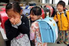 【画像あり】被災地の女児たちに笑顔が戻る