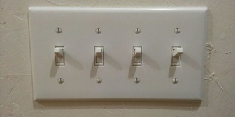 初めて開店からのシフトで入った時に絶対に切ってはいけない機器の電源を落としてしまった…