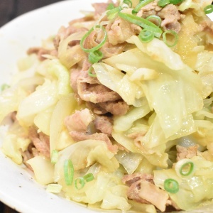 ご飯がすすむ♪豚肉とキャベツの味噌炒め