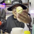 黄色一色の黄色い茹でたまごを作ったので、何も知らない情弱オジサンに食べさせてみた。