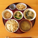 春雨とワカメのごま酢、小松菜のめんつゆ和え、納豆、切干大根、塩昆布
