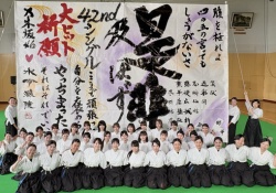 【悲報】乃木坂46『書道を生でやります!!』→下書きをなぞるだけがバレて興醒めしてしまう
