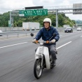 【悲報】88歳おじいちゃん、50ccの原付で新東名に突入して車と衝突し死亡してしまう