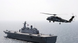 韓国軍の航空母艦 ”独島” が爆発、炎上　航行不能に