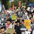 国会前デモ。「せんそうしたくないの！」と書いた手作りのプラカードを掲げる小学生もいた。
