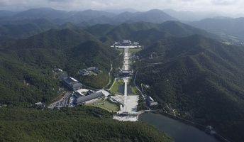 【画像】日本の山奥にある新興宗教の施設がヤバいw