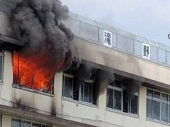 児童ら11人が重軽傷を負った小学校の火事、ありえない原因が判明する