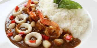 俺が小遣いぶち込んで息子と一緒に好きなカレーの具を買ってジャワカレーの中辛で作ったんだが、嫁が極端な辛党で…