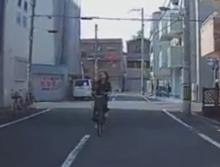 （動画）スマホを見ながら自転車に乗っていたお姉さん、Xに投稿される・・・　大阪