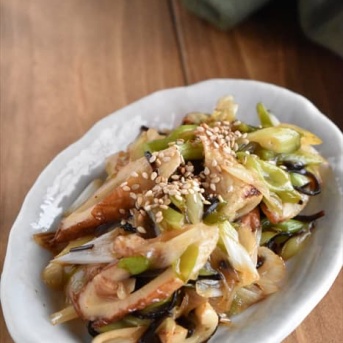 簡単おつまみ♡ちくわと長ネギの塩昆布炒め