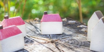 分譲地の境界フェンスをどうするか考えている。こちらが一番早く建て終わったんだが…