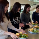 外国人「美人たちが集う日本の女子大の学食って天国じゃん」