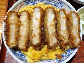 ■池袋の「とんかつは飲み物」で、デカ盛りたまごソースかつ丼！