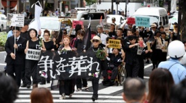 【名古屋】安保法案反対派が喪服で無言デモ行進して一般市民ドン引き