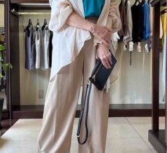 シンプルなのに華やぐ。大人のためのカラー×ベージュコーデ