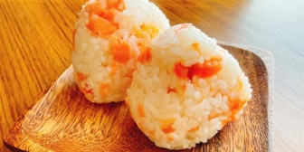 夜勤で娘がおにぎりを作ってくれる。初めてから10年たち今は大きすぎるむすびだが、上京するからもう食べれなくなるだろう。