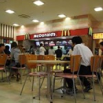 マクドナルドが「不衛生、ホームレスお断り」の貼り紙！　ネットでは賛否両論！