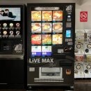 大阪さすが心斎橋・・・カフェスペース付きのコインランドリー、めっちゃええやん！
