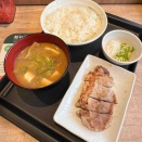 松屋『豚ロースグリル定食』を実食！香ばしさ際立つシンプル肉定食