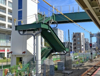 小田急の向ヶ丘遊園駅で建設が進む歩道橋 線路とはどれぐらい接近しているのか