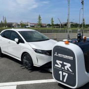 “駐車”が要らない駐車場　本格展開？ロボが自動で車を持ち上げ搬送