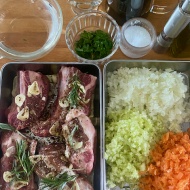 バルサミコで煮るから驚くほど柔らかい！スペアリブのストゥファート