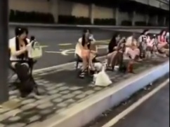 【動画】経済崩壊で職が無い中国、投げ銭目当ての路上〇〇をする物乞いが大量発生・・・・ 【動画】経済崩壊で職が無い中国、投げ銭目当ての路上〇〇をする物乞いが大量発生・・・・
