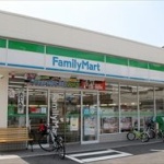 これどうすんの？ファミリーマートのすぐとなりにファミリーマートが出来るようです。 	