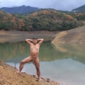 ダム湖の畔