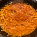 1967年、イタリアのプーリア州バーリで生まれた「暗殺者のパスタ（spaghetti all'assassina）」は、その物々しい名前とは裏腹に、焦げの香ばしさと辛みがクセになる絶品の一皿です。