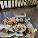 ④8月20日Kakiang Bakeryでドーナツやカレーパンを買ってテラスで朝食