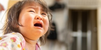 懐いている友人が帰るときにギャン泣きした子供に「あらあらあら、ママ（友人）帰っちゃうね～」という義母がウザい