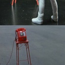 「シュールな赤電話」