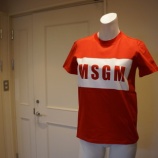 『MSGM（エムエスジーエム）型抜きロゴTシャツ』の画像