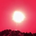 世界記録の花火が炸裂、夜空一面が真昼のピンクに染まる「視力はいつ戻る？」【海外の反応】