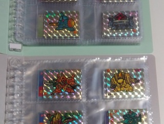 駄菓子屋で販売されていたマグネットを収納するアイテム。 コンパクトバインダー 片面4ポケット SDガンダム アマダ 