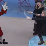 『誰でもディズニーキャラクターと共演が可能に！？サイネージで非日常な体験をお届け！』の画像