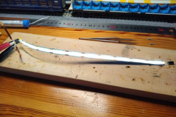 クローゼットの中の鉄道模型 - HOゲージ 自作室内灯取付け