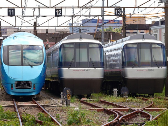 現代における小田急ロマンスカーはどんな二面性を持つ存在といえるのか