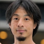 富豪のひろゆきさん「ホテル代に5万円かかる」と言われ…漫画喫茶(3500円）に宿泊