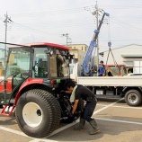 『新型トラクターの芝刈りユニット到着』の画像