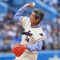 400勝左腕・金田正一さんの長男で俳優の金田賢一が始球式　父の現役時代着用ユニでノーバン投球