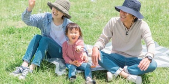 家族で広い公園にピクニック。場所を確保したら、小学生を連れたグループが私たちを取り囲むようにシートを広げた…