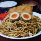 居酒屋で太麺ソース焼そば。