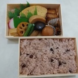 『銀座三越 弁松(べんまつ) お赤飯って、たまに食べると美味しいですよね。濃い甘い煮物は歴史 並六赤飯弁当』の画像
