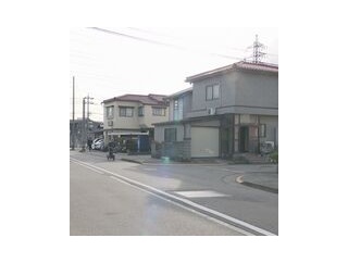 【原付バイクと乗用車が正面衝突 50代男性が意識不明 】