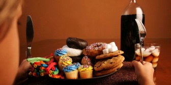 小食な私に食べろ食べろと吐きそうになるまで食べさせる親。だから幼少期は食事が苦痛で仕方なかった